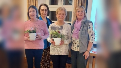 Ehrung für 20 Jahre (Martina Uschold), Ulrike Gösl, Ehrung für 40 Jahre (Brigitte Beierl) und Martha Bauer vom Bezirk. (Bild: Ulrike Gösl)