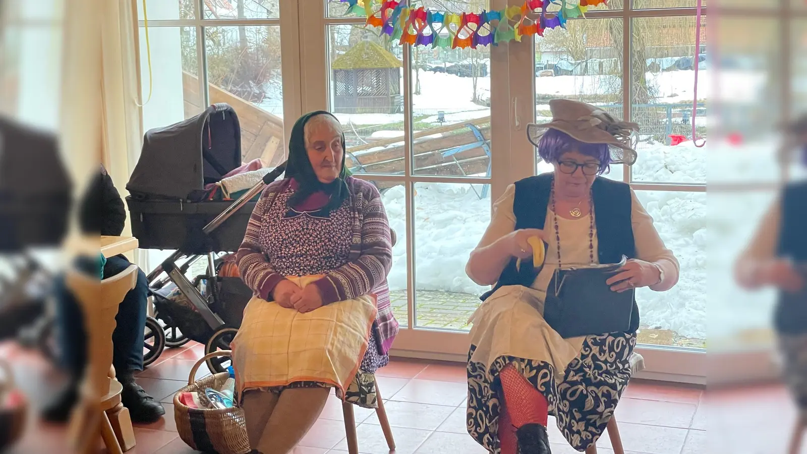 Bilder zeigen Renate Haller und Silke Lindner bei Ihrem Sketch (Bild: Pauline Regler)