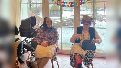 Bilder zeigen Renate Haller und Silke Lindner bei Ihrem Sketch (Bild: Pauline Regler)