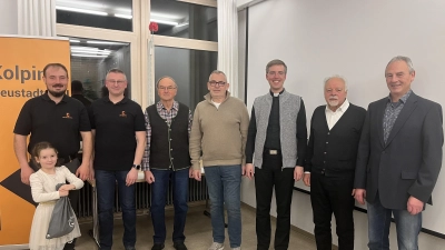 Von links: Kristina Üblacker, Johannes Gleißner, Vors. Manuel Färber, Franz Weishar, Helmut Fukerider, Stadtpfarrer Thomas Kopp, Ludwig Fritsch und Josef Arnold. (Bild: Manuel Färber)