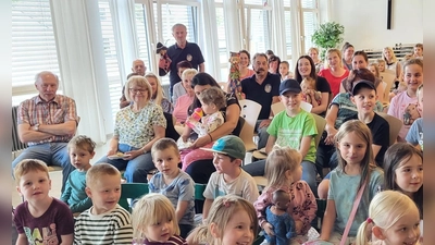 Kasperl, Seppl, Hermann Papacek und Hermann Helgert mit der voller Erwartung gespannten Gruppe aus Neustadt. (Bild: Carmen Fink)