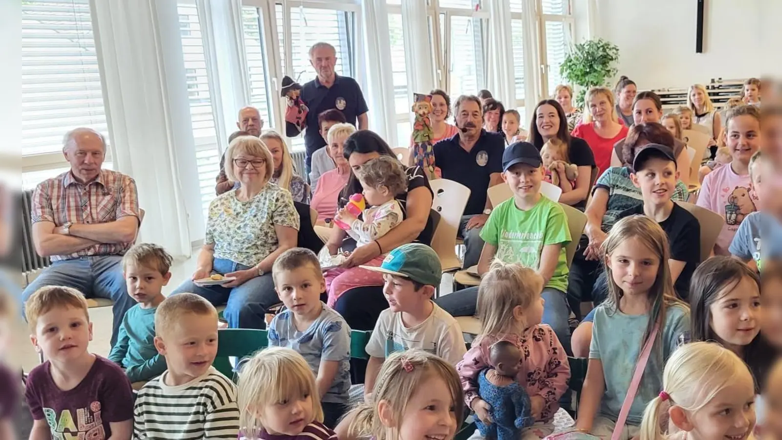 Kasperl, Seppl, Hermann Papacek und Hermann Helgert mit der voller Erwartung gespannten Gruppe aus Neustadt. (Bild: Carmen Fink)