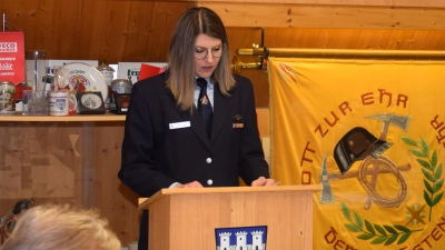 Kerstin Wittmann, die den Verein kommissarisch bis zu den nächsten Neuwahlen führt, begrüßte die Mitglieder im Unterrichtsraum des Feuerwehrgerätehauses. (Bild: Josef Pflaum)