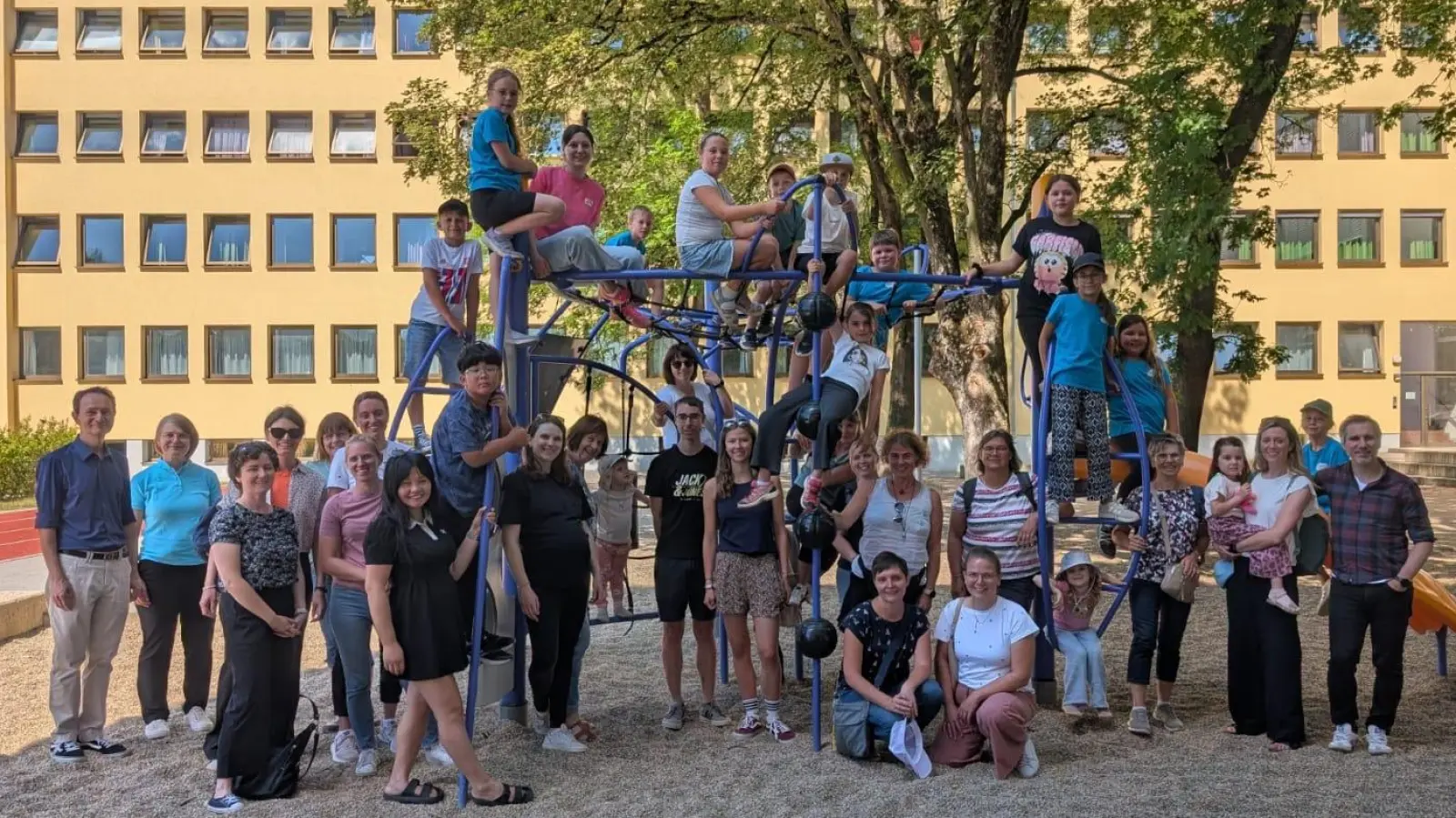Der Kinderchor mit Eltern und Team auf dem Klettergerüst im Pausenhof der Regensburger Domspatzen. (Bild: Anja Sporer)
