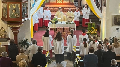 Ortspfarrer Thomas Kraus und Ruhestandspfarrer Heribert Stretz zelebrieren den Festgottesdienst anlässlich des 575jährigen Kirchenjubiläums (Bild: Birgit Übelmesser )