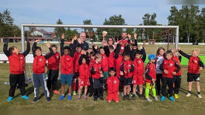 Die F-Jugend des VfB Rothenstadt, in neuen Trainingsanzügen (Bild: Marcel Roth)