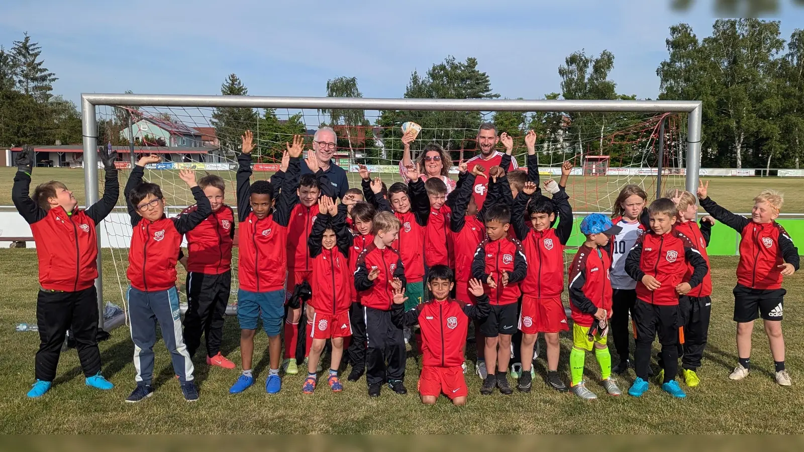 Die F-Jugend des VfB Rothenstadt, in neuen Trainingsanzügen (Bild: Marcel Roth)