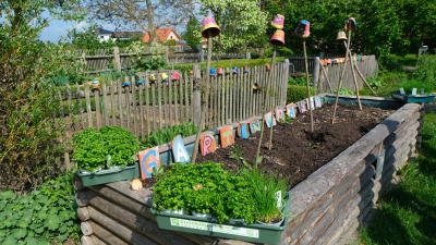 Das Hochbeet im Kreislehrgarten ist eine besondere Attraktion im Kreislehrgarten, dem Garten der Sinne. (Bild: Fred Lehner)