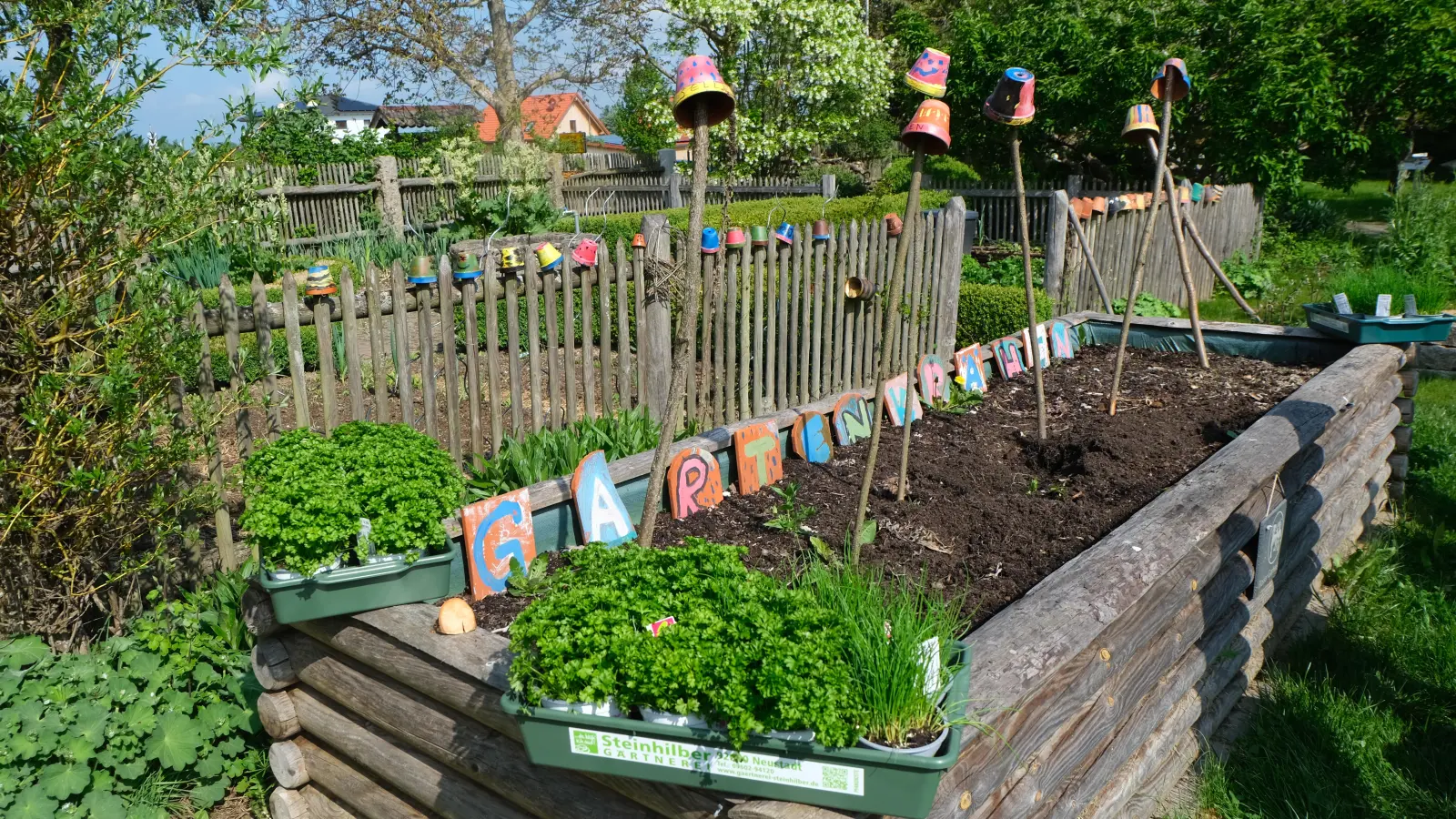 Das Hochbeet im Kreislehrgarten ist eine besondere Attraktion im Kreislehrgarten, dem Garten der Sinne. (Bild: Fred Lehner)