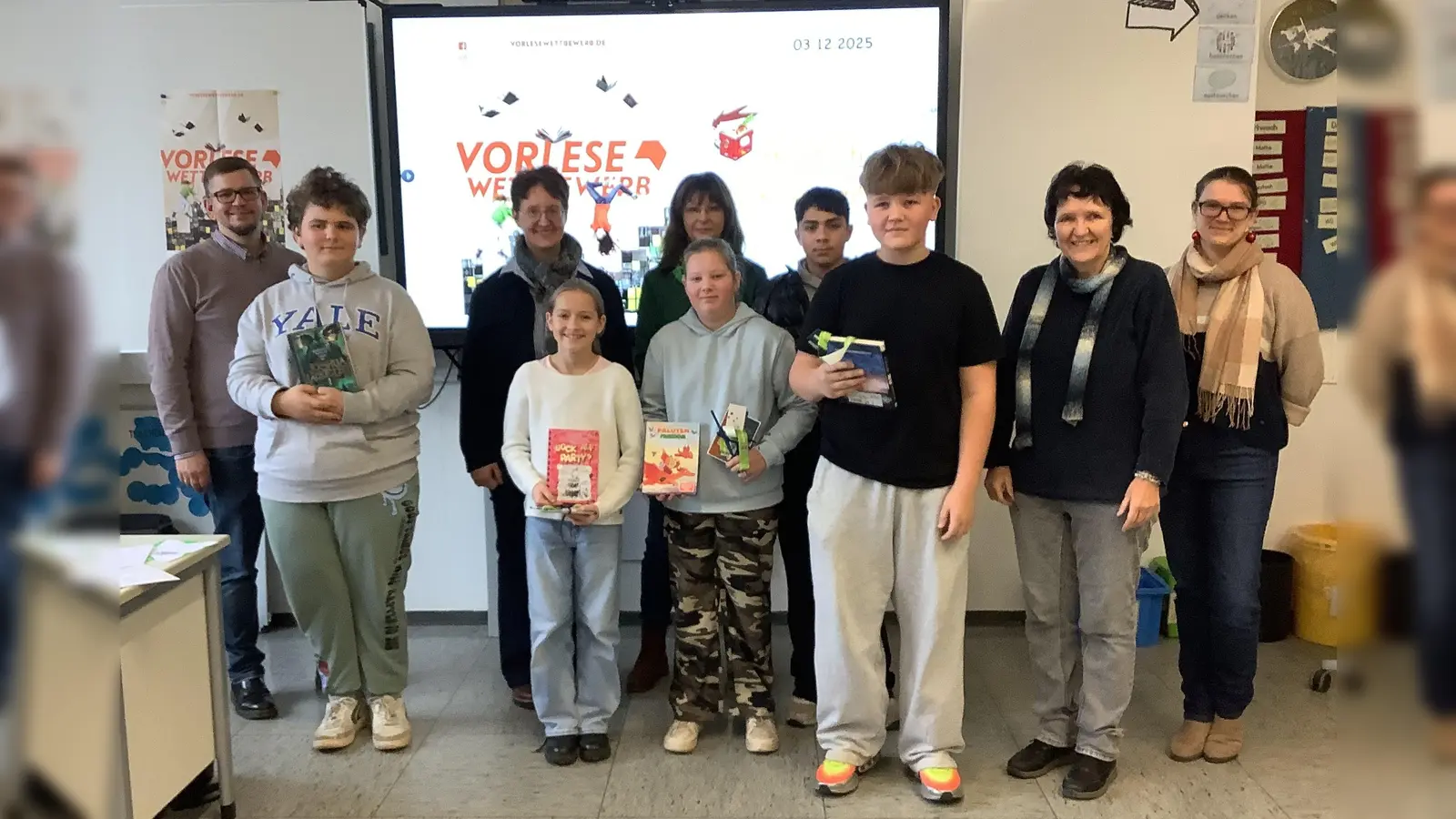 Lija Giesbrecht (4. von links) wurde Schulsiegerin, ein Buchgeschenk erhielten alle. Rektorin Ulrike Neiser und Klassenleiterin Ingrun Bäumler (rechts) freuten sich über starke Leseleistungen.  (Bild: Hans Walter)