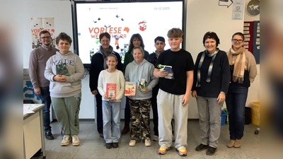 Lija Giesbrecht (4. von links) wurde Schulsiegerin, ein Buchgeschenk erhielten alle. Rektorin Ulrike Neiser und Klassenleiterin Ingrun Bäumler (rechts) freuten sich über starke Leseleistungen.  (Bild: Hans Walter)