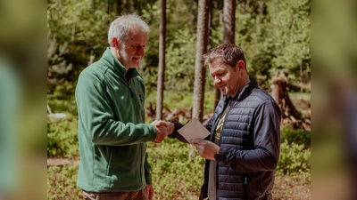 Spendenübergabe im Rahmen der 5-Jahres-Feier des Waldkindergartens. (Bild: Franziska Reindl)