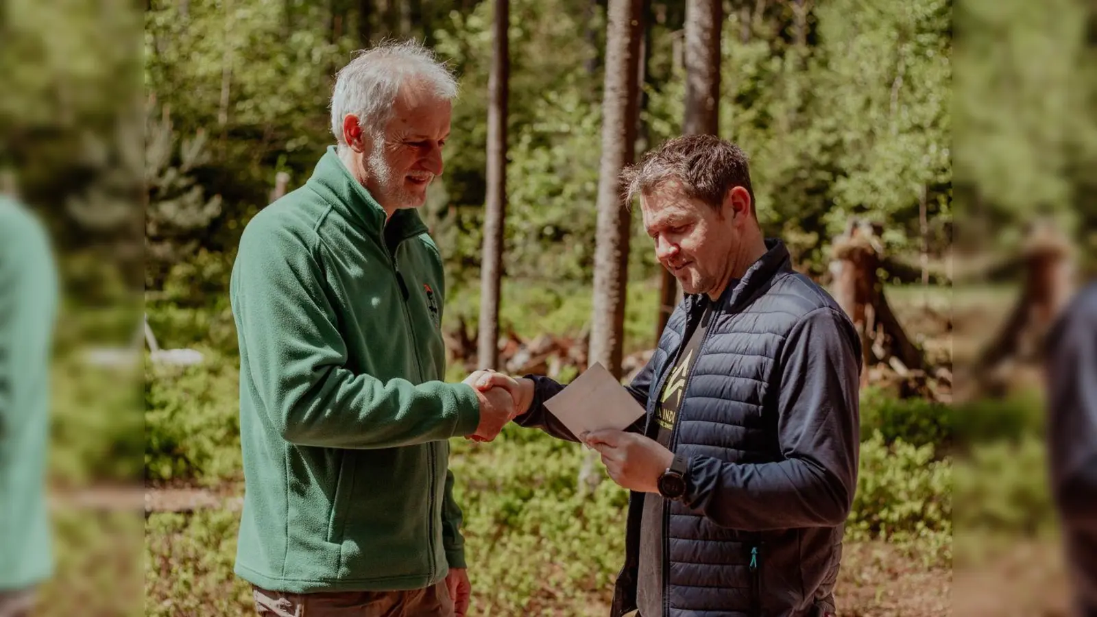 Spendenübergabe im Rahmen der 5-Jahres-Feier des Waldkindergartens. (Bild: Franziska Reindl)