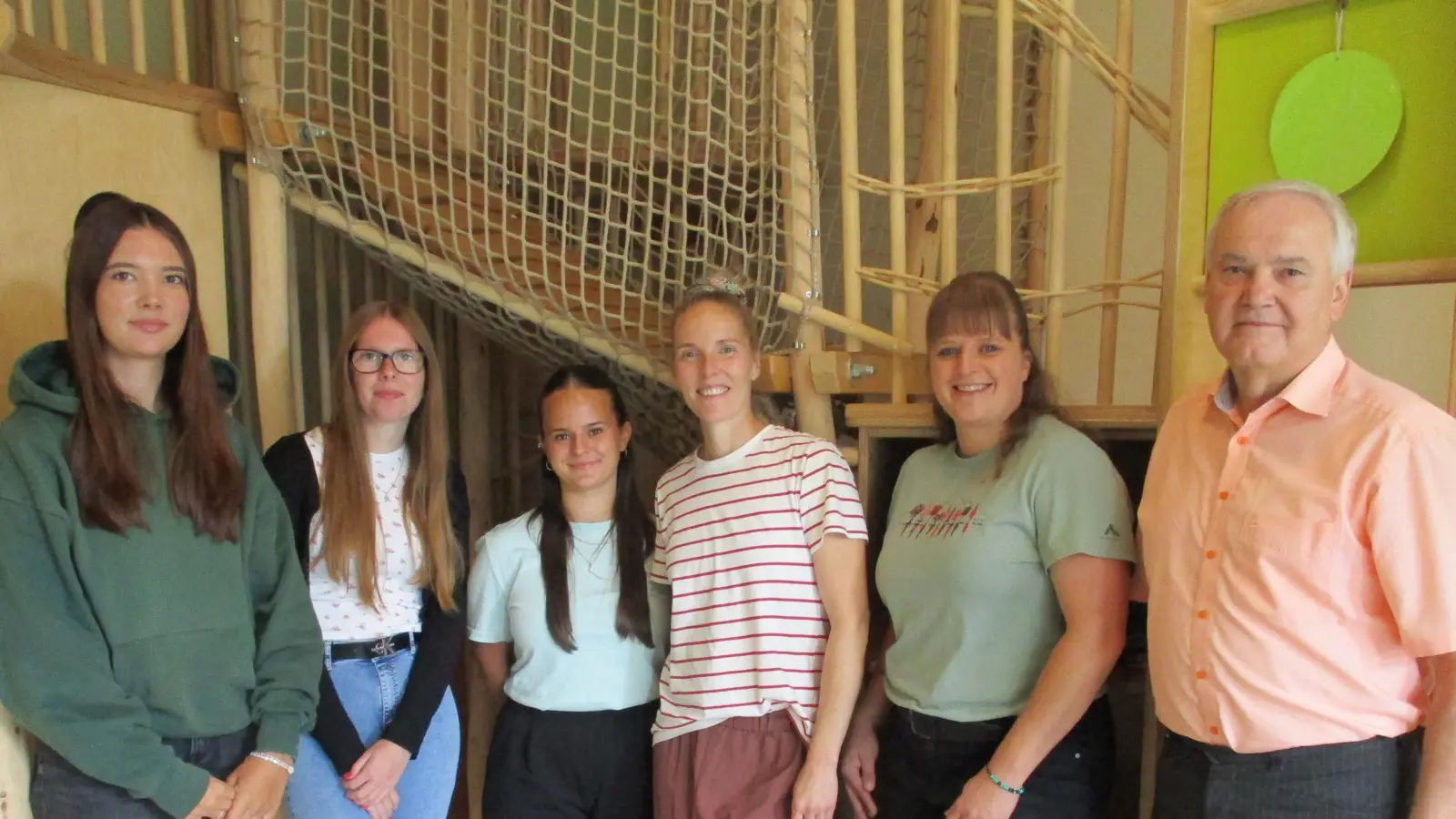 v. l. Aylin Köstler, Julia Heser, Luisa Lehner, Yvonne Schneider, Corinna Fröhler u. Günter Kopp (Bild: Natalie Götz)