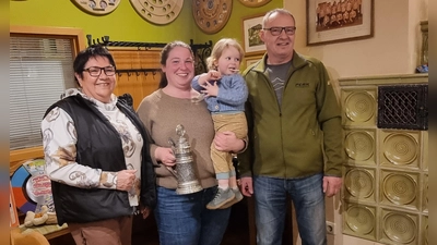 1. Schützenmeisterin Gisela Zerbian, Pokalgewinnerin Margareta Lindner mit Töchterchen Rosa, Pokalspender Christian Kemptner (von links).  (Bild: Erwin Zerbian)