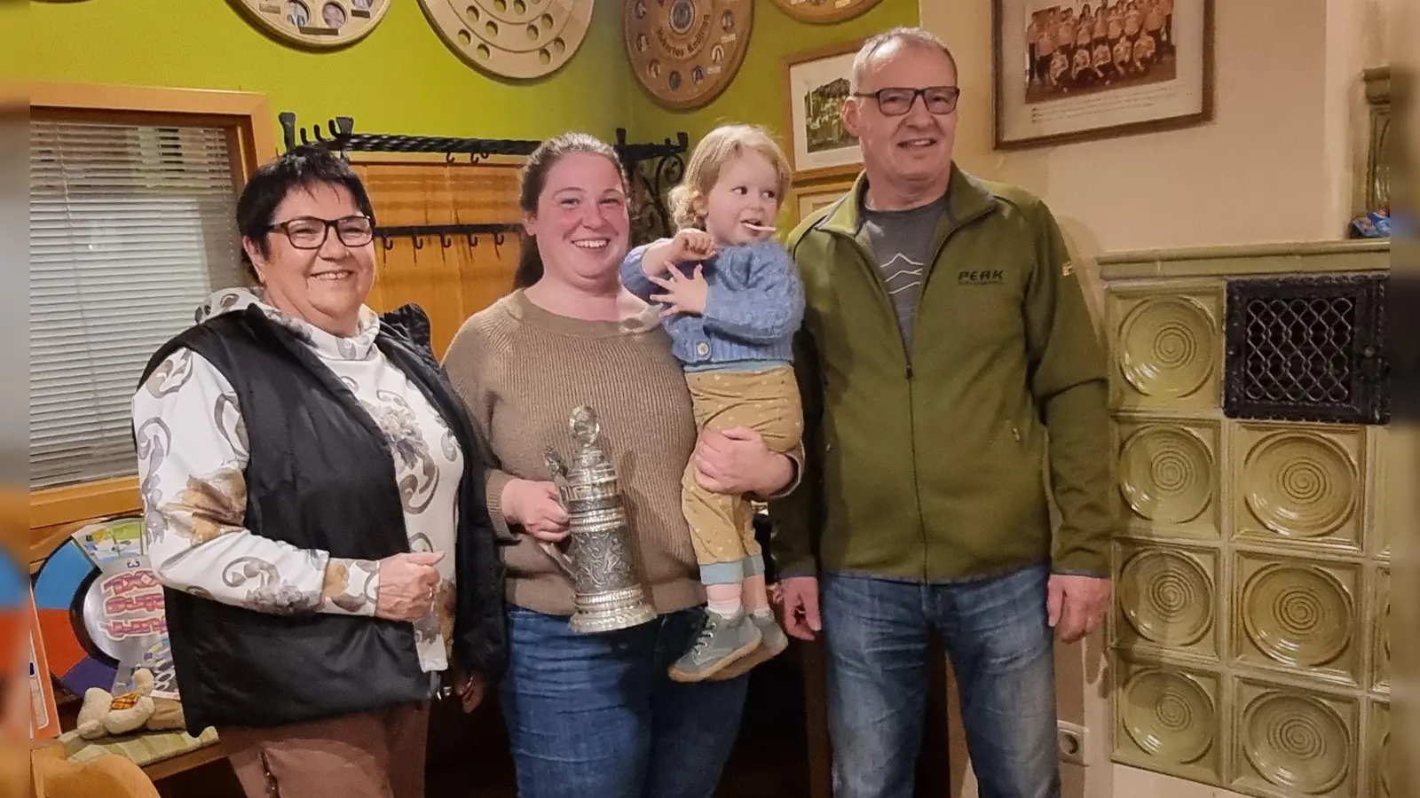 1. Schützenmeisterin Gisela Zerbian, Pokalgewinnerin Margareta Lindner mit Töchterchen Rosa, Pokalspender Christian Kemptner (von links).  (Bild: Erwin Zerbian)