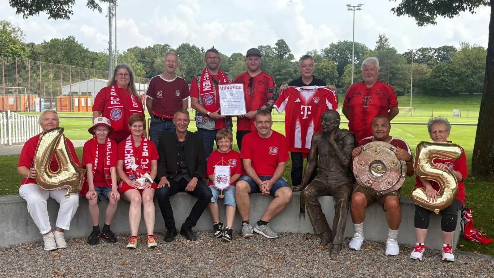 Anlässlich seines 45-jährigen Bestehens wurde der FC Bayern Fanclub Neustadt/WN vom FC Bayern nach München eingeladen.  (Bild: FC Bayern Fanclub Neustadt)