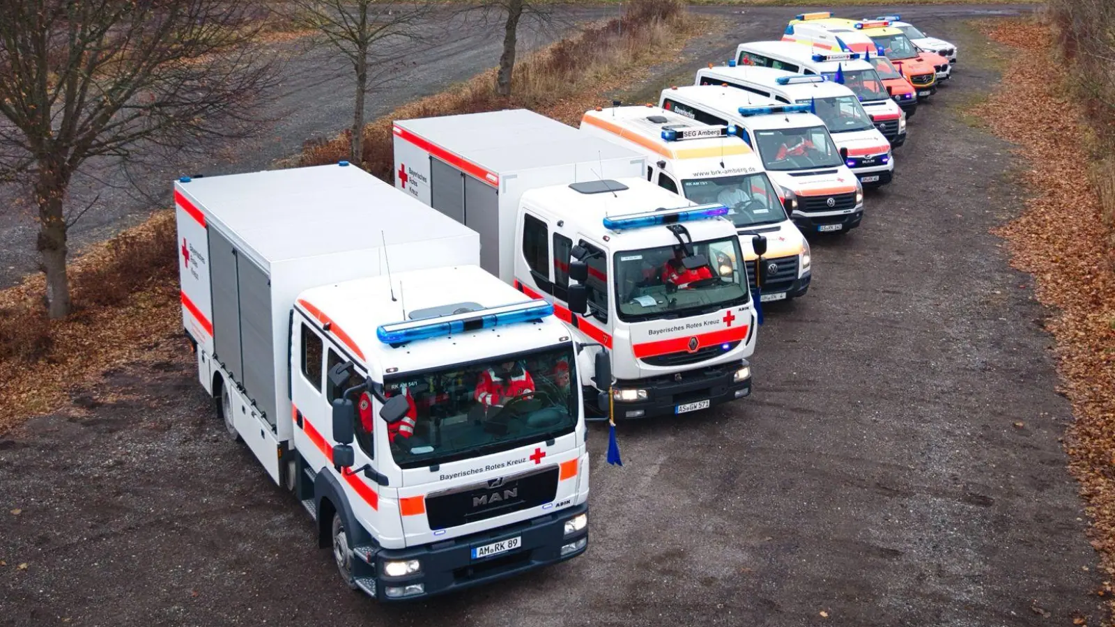Beteiligte Fahrzeuge der Bereitschaften des BRK Kreisverband Amberg-Sulzbach (Bild: Daniel Sertl)