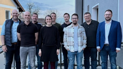 Einen guten Neustart wünschte der künftige Bürgermeister Julian Kraus (rechts) dem fast völlig neuen Vorstandsteam des Fördervereins Kindergarten St.Martin. (Bild: Nicole Scott)