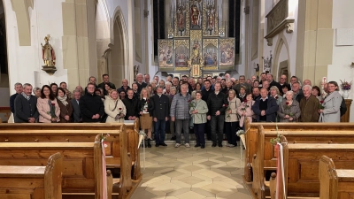 Gruppenfoto der Ehejubilare der Pfarreiengemeinschaft Burkhardrieth-Miesbrunn-Pleystein (Bild: Adam Karolczak)