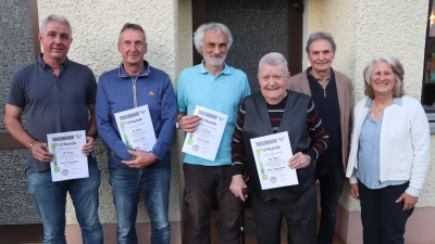 Die Geehrten Josef Fleischmann (v.l.), Anton Schmal, Werner Lang, Willy Angermeyer, Zweiter Bürgermeister Josef Weinfurtner und Spartenleiterin Michaela Hetzenecker. (Bild: Michael Rabenhofer)