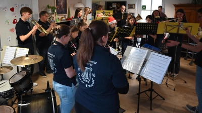 Die Musiker des Jugendorchester der Werkvolkkapelle Schlicht umrahmten das Weihnachtskonzert mit traditionellen, sowie modernen Weihnachtsliedern.  (Bild: Lena Wiesnet)