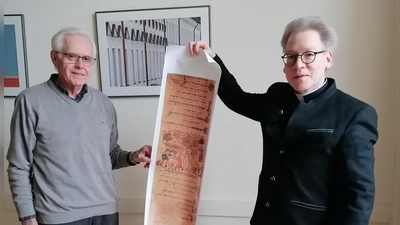 MMC-Ehrensodale Franz Meier (links) bei der Präsentation der Faksimilirolle des Exsultet mit Domvikar Dr. Christian Schulz (Bild: Michael Koller Präfekt )