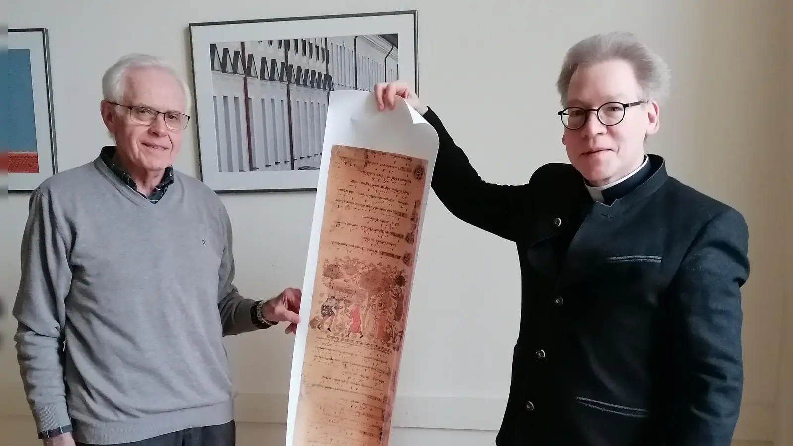 MMC-Ehrensodale Franz Meier (links) bei der Präsentation der Faksimilirolle des Exsultet mit Domvikar Dr. Christian Schulz (Bild: Michael Koller Präfekt )