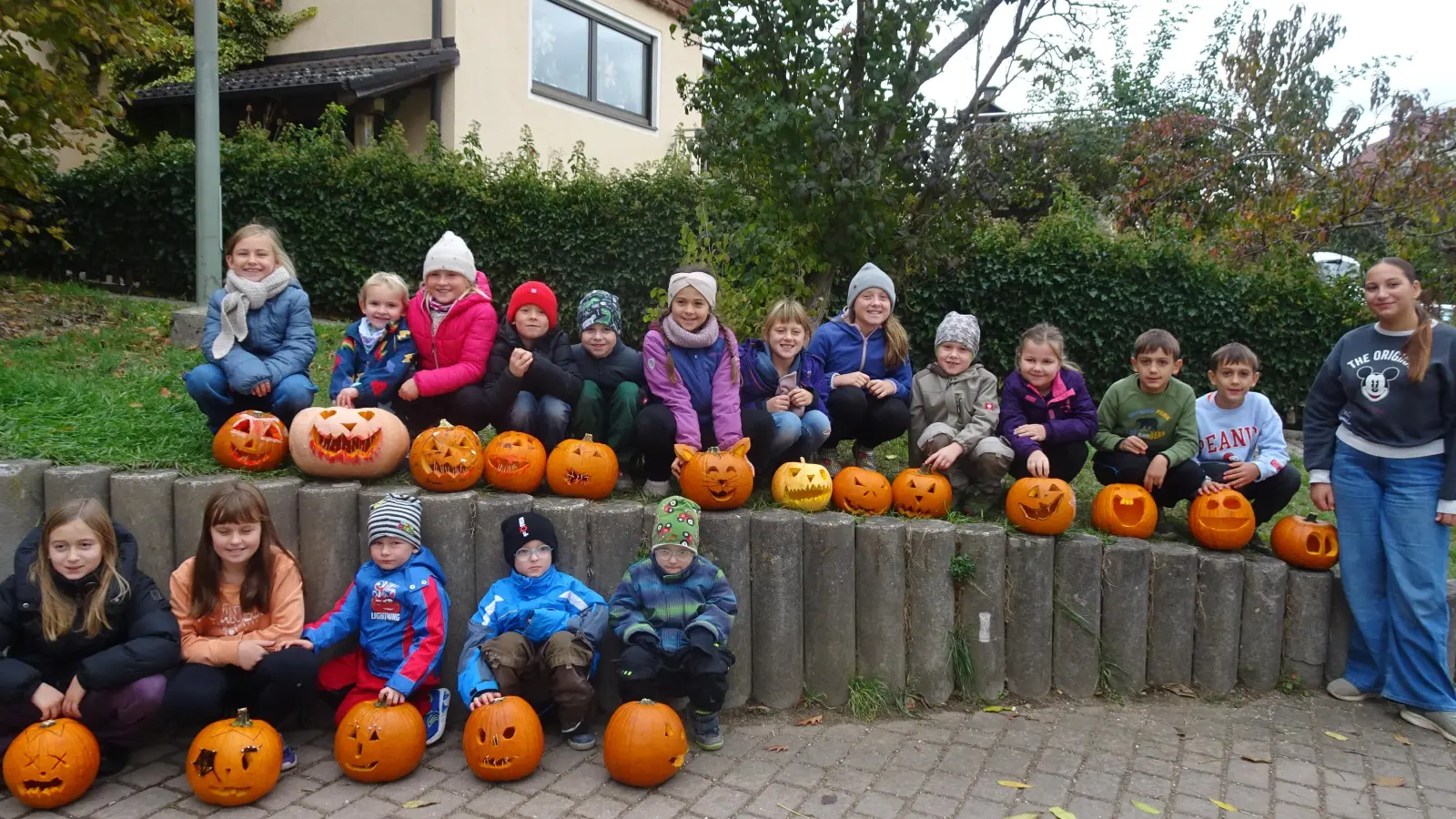 Die Kinder mit ihren Kürbislaternen. (Bild: Michaela Kopp)