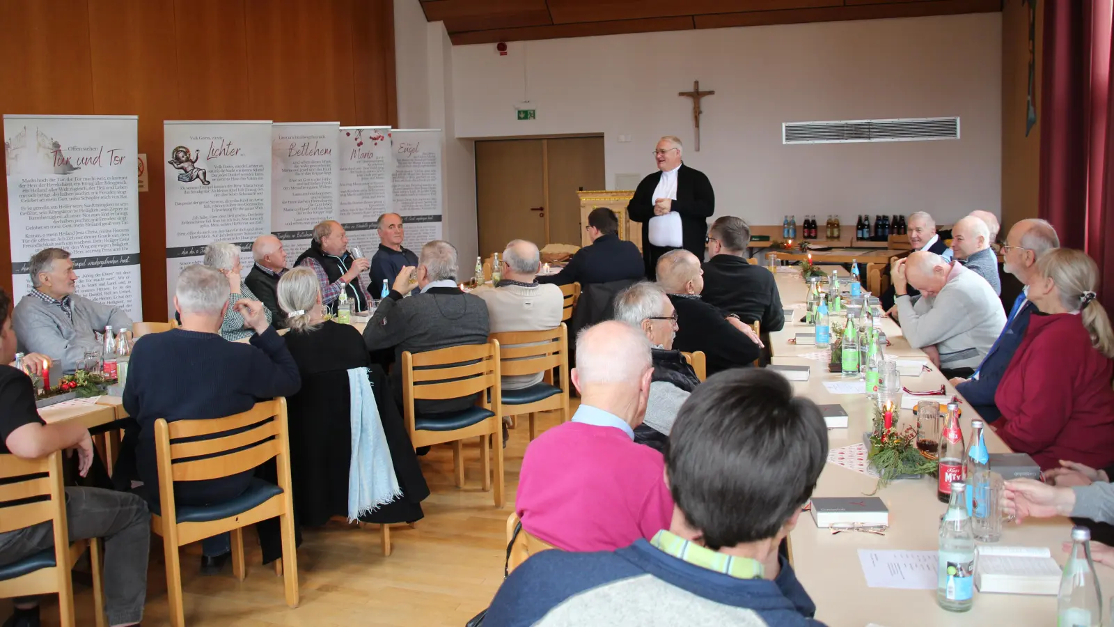 Aufmerksame Zuhörer beim Einkehrtag in Wiesau. (Bild: Helmut Konrad)