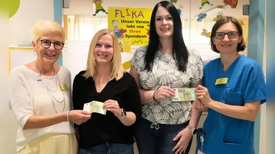 Anna-Lisa Lippert und Mareike Schmid überreichten 200 Euro an die beiden FLIKA Vorsitzenden Margit Meier und Dr. Birgit Prey. (Bild: Sandra Dietl)