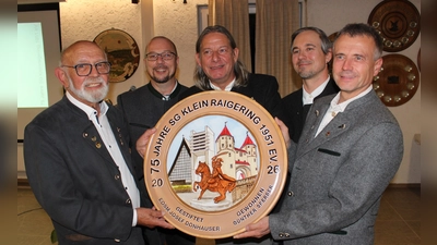 Die von Josef Donhauser gestiftete Jubiläumsscheibe. (von links): Josef Donhauser, Alex Schledowetz, Markus Böhm, Kevin Franke und der Gewinner der Jubiläumsscheibe Günther Sperber. (Bild: Koller Werner)