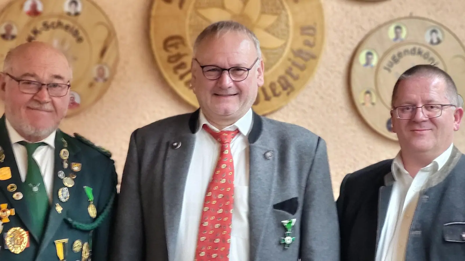Reinhard Schwarz (von links), Norbert Lippert und Wolfgang Schlicht wurden als Zweiter Rundenwettkampfleiter, als Erster Gauschützenmeister und als Gauschriftführer gewählt. Bei den Neuwahlen blieben allerdings einige Posten unbesetzt. (Bild: Schützengau Steinwald/exb)