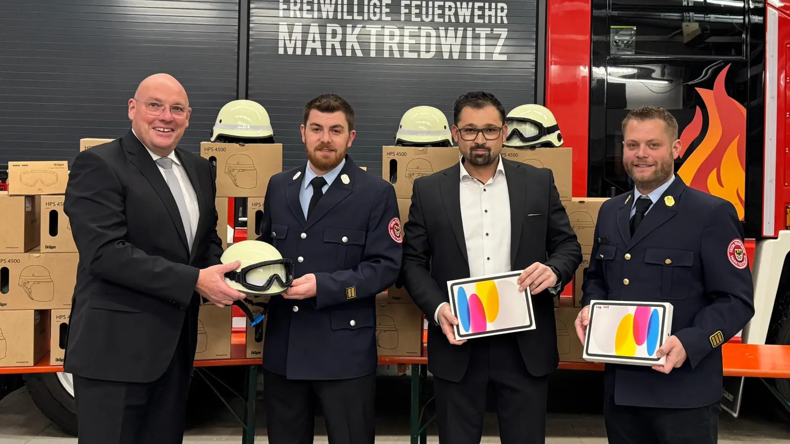 Neue Helme und Tablets für die Feuerwehr. (Bild: Anja Peltzer)