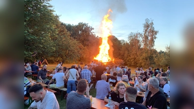 Hoch loderten die Flammen des Johannisfeuer. (Bild: Johann Adam)