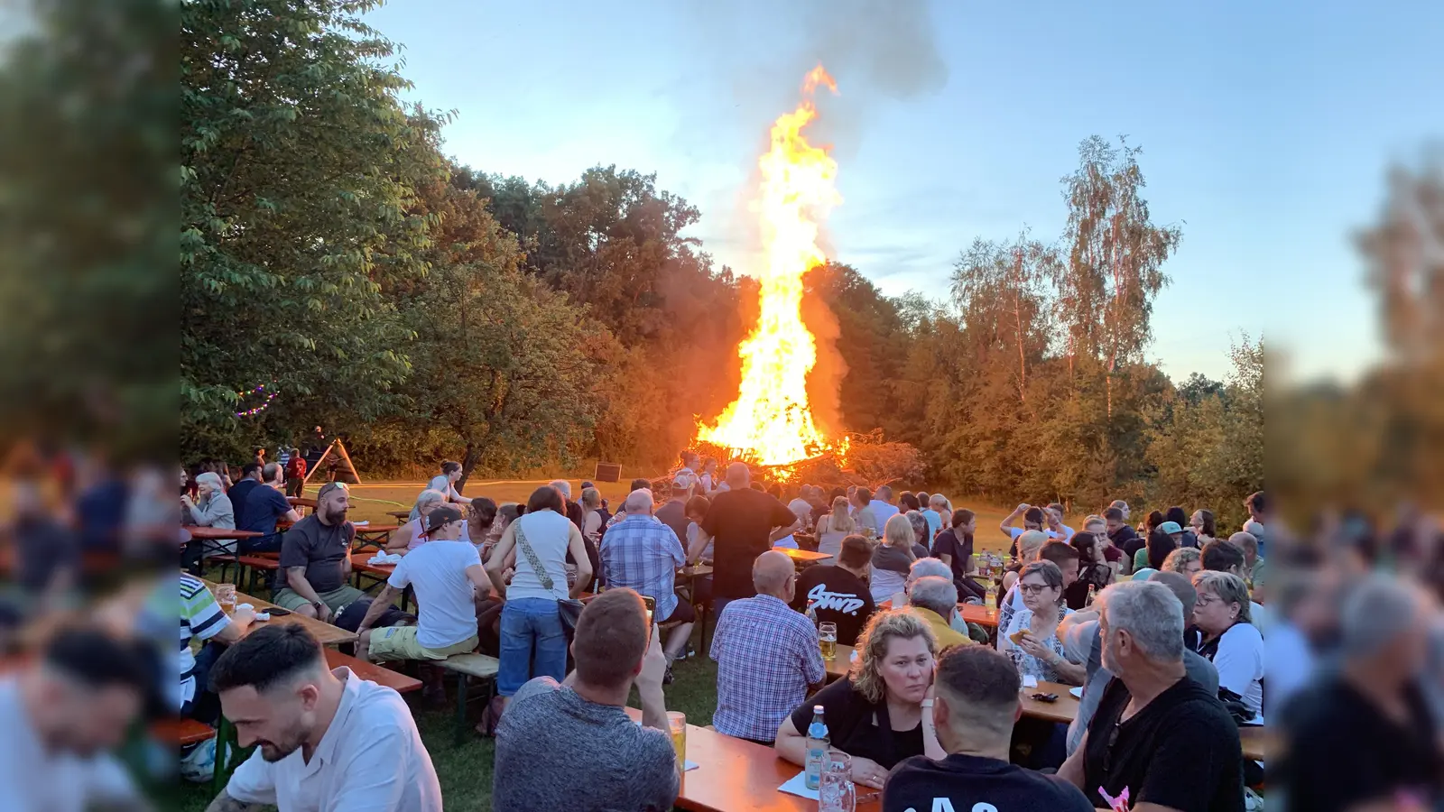 Hoch loderten die Flammen des Johannisfeuer. (Bild: Johann Adam)