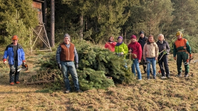 Die Teilnehmenden der Holzaktion unter Leitung von Harald Hertel (Zweiter von links). Der Einsatz wurde von Männern der Vita-Frauen mit Motorsägen unterstützt. (Bild: Paul Zrenner )