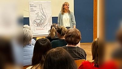 Referentin Birgit Wilnauer Informierte viele Frauen im Weiherner Dorfheim über die Frauengesundheit. (Bild: Hans-Jürgen Schlosser)