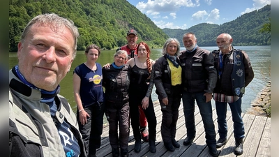 Der Polizeimotorradclub Blue Knights Germany VII an der Donauschlinge in Schlögen/Österreich. (Bild: Georg Arnold)
