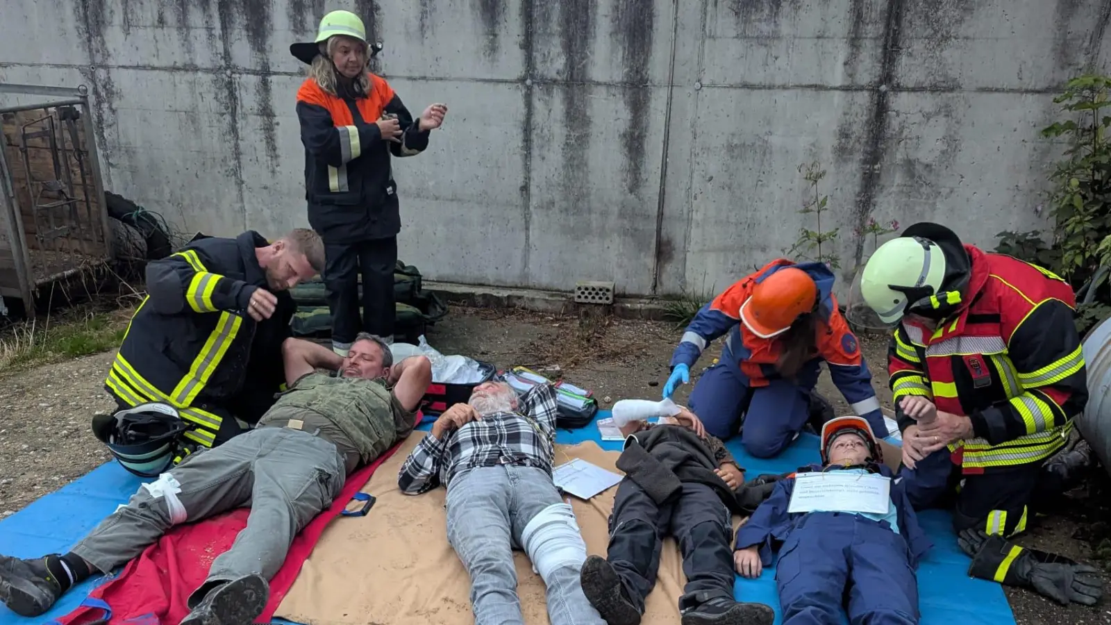 Nachdem die Atemschutzträger die verletzten Personen gerettet hatten, wurden sie durch die Einsatzkräfte versorgt.  (Bild: Markus Kindl)