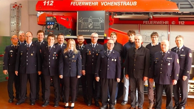 Ehrungen und Beförderungen standen bei der Vohenstraußer Stützpunktwehr bei der Jahreshauptversammlung im Feuerwehrhaus an. KBM Christian Demleitner, KBI Martin Weig, 2. Bgm Uli Münchmeier und 1. Bgm Andreas Wutzlhofer (von rechts) zollten den Einsatzkräften um Kommandant Anton Schwägerl (vorne, links) ihren größten Respekt. (Bild: Manfred Stangl)