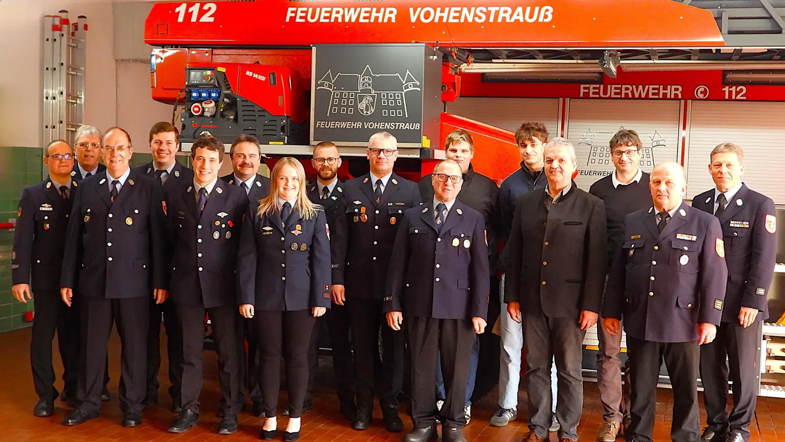Ehrungen und Beförderungen standen bei der Vohenstraußer Stützpunktwehr bei der Jahreshauptversammlung im Feuerwehrhaus an. KBM Christian Demleitner, KBI Martin Weig, 2. Bgm Uli Münchmeier und 1. Bgm Andreas Wutzlhofer (von rechts) zollten den Einsatzkräften um Kommandant Anton Schwägerl (vorne, links) ihren größten Respekt. (Bild: Manfred Stangl)