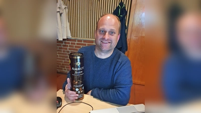 Kurzweilig, spannend und gleichermaßen interessant gestaltete Thomas Pentner einen Abend beim Fotoklub. Er rückte den Whisky in den Mittelpunkt. (Bild: Bernhard Neumann)