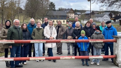 Teilnehmer des BLLV Neustadt/WN in Mödlareuth mit Vorsitzender Barbara Schwemmer (l.) und Organisator Josef Söllner (2 v.l.). (Bild: Armin Aichinger)
