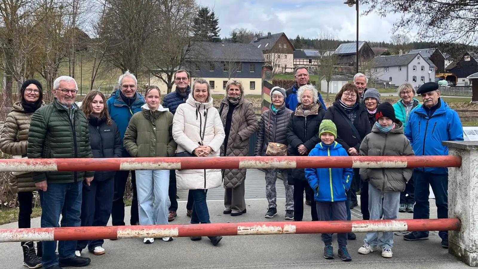 Teilnehmer des BLLV Neustadt/WN in Mödlareuth mit Vorsitzender Barbara Schwemmer (l.) und Organisator Josef Söllner (2 v.l.). (Bild: Armin Aichinger)