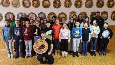 Der glückliche Gewinner der Weihnachtsscheibe, Nico Schürger, mit den verbliebenen Teilnehmern aus Mehlmeisel und Kastl sowie die Gaujugendleiter Lorenz Märker (hinten rechts), Horst Hautmann (hinten 2.v.l) sowie der Schießleiter der SG Mehlmeisel Hans-Jürgen Hautmann (hinten links). (Bild: Wolfgang Raps)