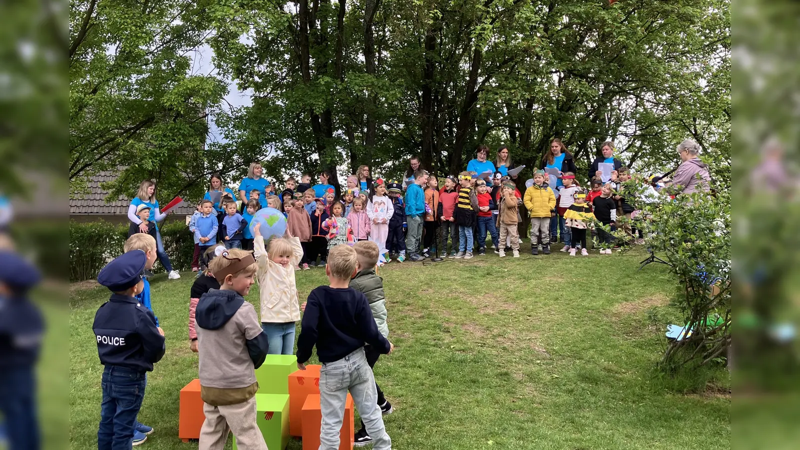 Rothenstädter Kindergartenkinder passen singend auf unsere Erde auf, weil die Erde unsere Zukunft ist. (Bild: Claudia Kamm)