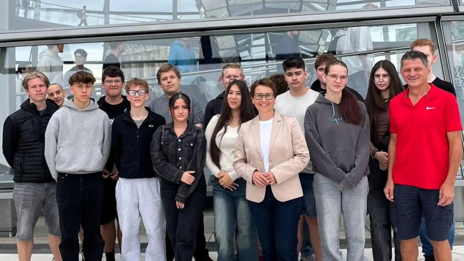 Foto auf der Kuppel des Bundestags mit Susanne Hierl, MdB bei der Klassenfahrt der Klasse R9 aus der MS Ammersricht. (Bild: Lilli Pöllinger)