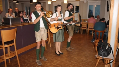 Beim Zessauer Jubiläums-Zoiglfest rockten Christian, Katrin und Martin Baier (von links) wieder das Zessauer Gemeinschaftshaus - wie schon seit 2015. (Bild: Bernhard Piegsa)