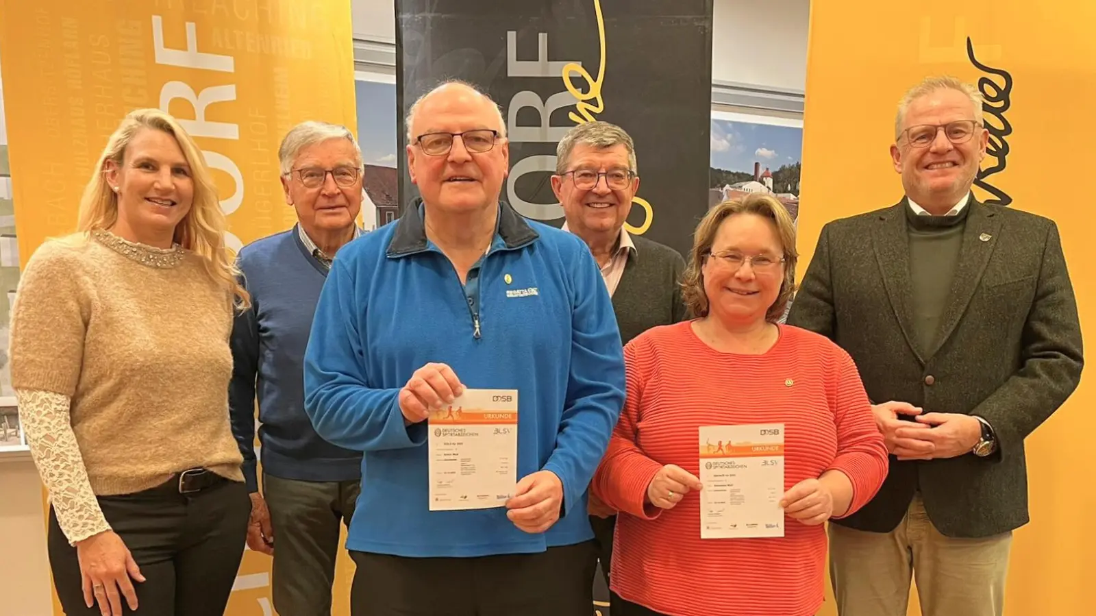 Barbara Aved (Amt Zentrale Steuerung und Dienste), Erhard Schönfelder (Sportabzeichen-Prüfer), Armin Wolf, Walter Zilch (Sportabzeichen-Prüfer), Alexandra Wolf und Oberbürgermeister Andreas Feller (von links). (Bild: Andreas Hofmeister)